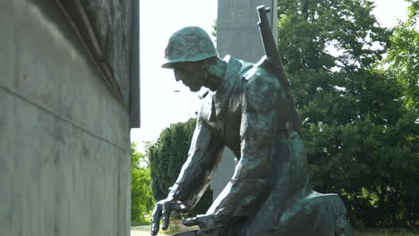 Close-up-of-the-sapper-statue-at-the-Monument-of-Glory-to-Sappers,-a-symbol-of-dedication-and-service