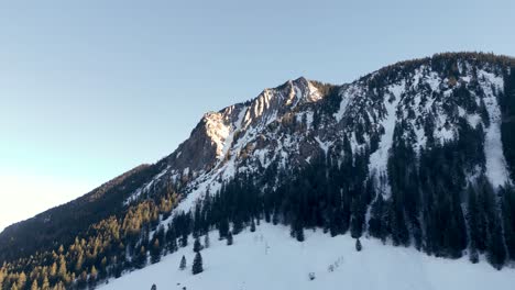 Atemberaubende-Drohnen-Luftaufnahme:-Schneebedeckter-Berg-Namens-Jägerkamp-In-Den-Bayerischen-Alpen,-Winterwunderland-Mit-Sonnenbeschienenen-Gipfeln,-Luftaufnahme-Der-Berge-In-Deutschland