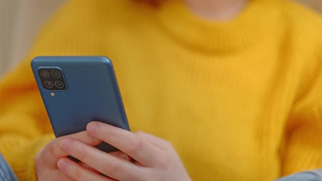 Mädchen-Schreibt-SMS-Auf-Einem-Blauen-Smartphone-Mit-4-Kameras