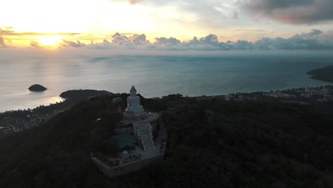 Die-Große-Buddha-Skulptur-Mit-Blick-Auf-Den-Sonnenuntergang-Am-Karon-Beach,-Phuket,-Thailand
