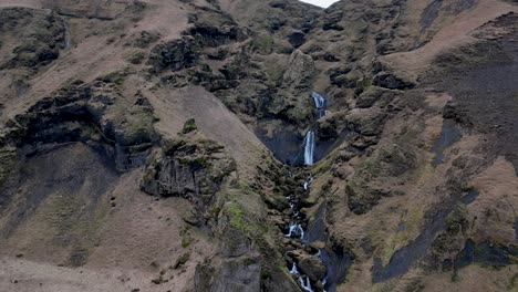 Vista-Panorámica-De-La-Cascada-En-Vik,-Islandia---Toma-Aérea-De-Un-Dron