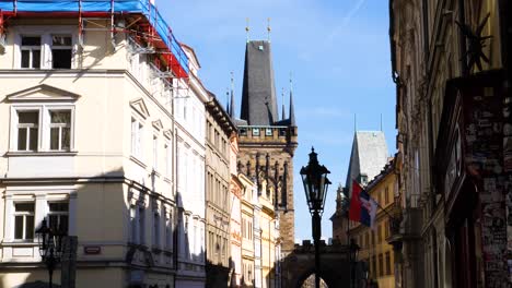 Torre-Del-Puente-De-La-Ciudad-Menor,-Puente-De-Carlos,-Praga,-República-Checa