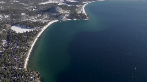 Eine-Hochfliegende-4K-Drohne,-Aufgenommen-über-Lake-Tahoe,-Kalifornien,-Während-Der-Wintersaison