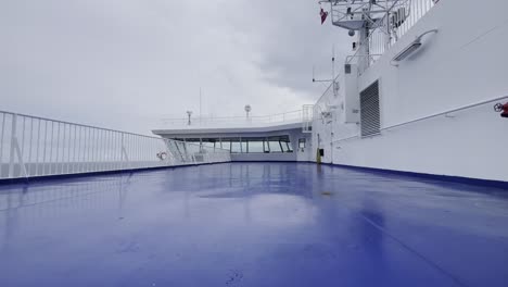 Cubre-Un-Ferry-En-El-Mar-Con-Vientos-Ligeros-Y-Un-Cielo-Nublado-Con-El-Puente-De-Dirección-Del-Capitán