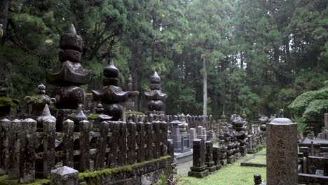 Cementerio-De-Okunoin-De-Otro-Mundo-En-Koyasan-Con-Lluvia