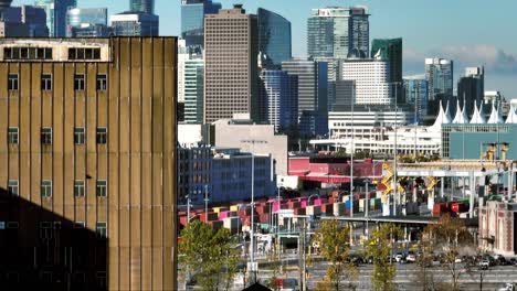 Eine-Szene-Mit-Fahrzeugen,-Die-Sich-Entlang-Des-Skyway-Bewegen,-Mit-Gebäuden-Im-Hintergrund-Im-Zentrum-–-Großer-Containerhafen-In-Vancouver,-Britisch-Kolumbien,-Kanada-–-Schwenkaufnahme