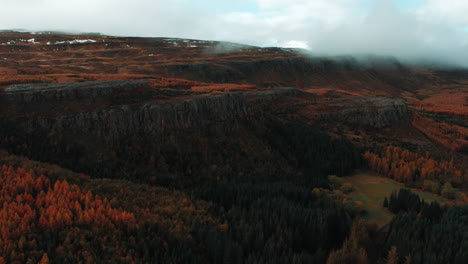 Herbstlaub-In-Akureyri,-Island-–-Atemberaubende-Drohnenansichten-Von-Leuchtend-Grünen,-Orangefarbenen-Und-Gelben-Bäumen,-Kaskadierenden-Wasserfällen-Und-Ruhigen-Bächen