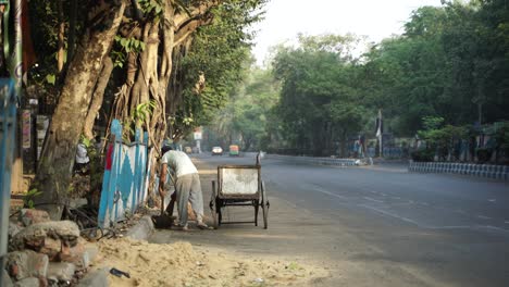Los-Barrenderos-Están-Ocupados-Limpiando-Las-Calles-De-Kolkata.