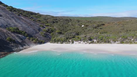 Drone-Recorriendo-La-Mejor-Playa-De-Australia-En-Un-Día-De-Verano