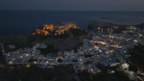 Aufsteigende-Luftaufnahme-Von-Lindos-Rhodos-Bei-Nacht