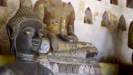 Vista-Cercana-De-La-Estatua-De-Bronce-De-Buda-En-Wat-Si-Saket-En-Vientianne,-Laos