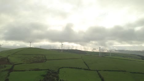 Aufladen-Von-Windmühlenparks-In-Irland,-Wicklow,-Grüne-Energieantenne