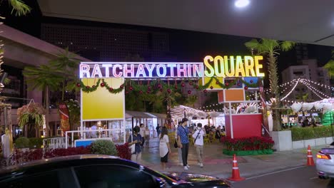 Ein-Open-Air-Nachtmarkt-An-Der-Ratchayothin-Kreuzung,-Vor-Dem-Berühmten-Elefantengebäude-Und-Dem-BTS-Skytrain-In-Bangkok,-Thailand