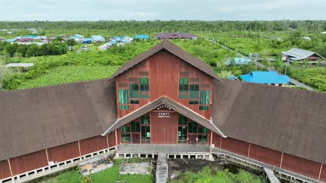 Asmat-Museum-In-Der-Hauptstadt-Agats,-Papua-–-Indonesien,-Drohnenansicht,-Wunderschöne-Aufnahme