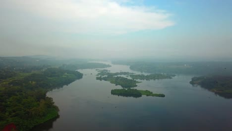 Cielo-Brumoso-Sobre-El-Río-Nilo-Con-Islas-Con-Vegetación-En-Jinja,-Uganda,-África