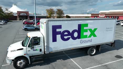 FedEx-Bodentransporter-Geparkt