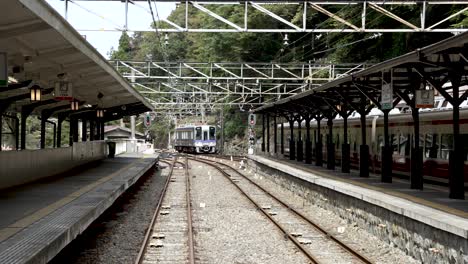 Tren-De-Cercanías-Tipo-2000-Que-Llega-A-La-Estación-Gokurakubashi-En-Koyasan