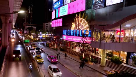 Verkehrssituation-Auf-Einer-Belebten-Straße-Vor-Einem-Einkaufszentrum-Und-Kino-Mitten-In-Der-Stadt-Bangkok,-Thailand
