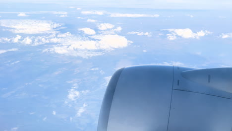 Vista-Del-Ala-De-Un-Avión-Elevándose-Por-Encima-De-Un-Manto-De-Nubes,-Que-Simboliza-El-Viaje-Y-La-Exploración.