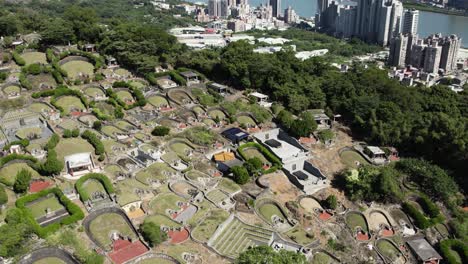 Die-Luftaufnahme-Enthüllt-Die-Feierliche-Erhabenheit-Eines-Chinesischen-Friedhofshügels-In-Taipeh,-Taiwan