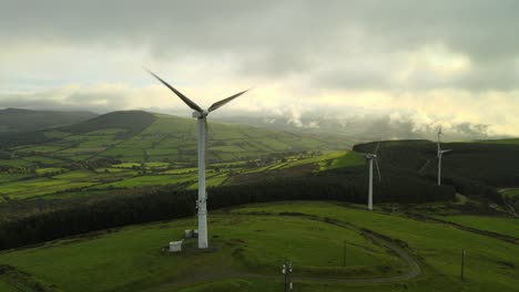 Saubere-Grüne-Naturschutz-Windmühlenfarmen-Wicklow-Irland-Antenne
