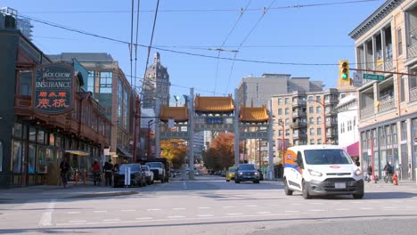 Carrall-Street,-Chinatown,-Vancouver,-Kanada-–-Eine-Beobachtung-Von-Fahrzeugen-Und-Personen,-Die-Gemütlich-Die-Straße-Entlanggehen-–-Totalaufnahme