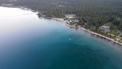 Un-Dron-De-4k-De-Alto-Vuelo-Filmado-Sobre-Barcos-Anclados-Durante-Una-Puesta-De-Sol-De-Verano,-Frente-A-La-Costa-Del-Lago-Tahoe,-California