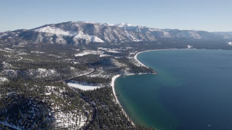 Un-Dron-De-Alto-Vuelo-De-4k-Sobre-El-Lago-Tahoe,-California,-Durante-La-Temporada-De-Invierno