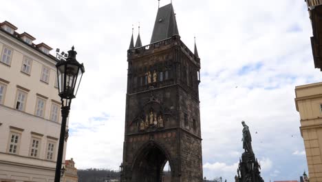 Torre-Del-Puente-De-La-Ciudad-Vieja,-Puente-De-Carlos-En-Praga,-República-Checa