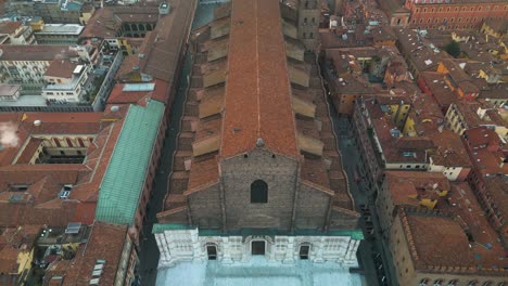 Birds-Eye-Drone-Shot-Above-Basilica-San-Petronio,-Piazza-Maggiore,-Bologna,-Italy