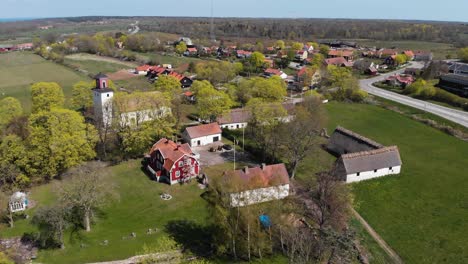 Die-Luftaufnahme-Der-Malerischen-Schwedischen-Stadt-Glomminge-Prastgard-Enthüllt-Ein-Bezauberndes-Bild-Von-Einfachheit-Und-Geschichte