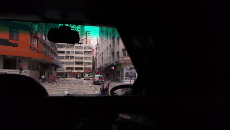 Vista-En-Perspectiva-De-Los-Pasajeros-De-Un-Automóvil-Mientras-Se-Detiene-En-Una-Intersección-De-Semáforo-En-Rojo-En-Una-Autopista-En-Hong-Kong,-China