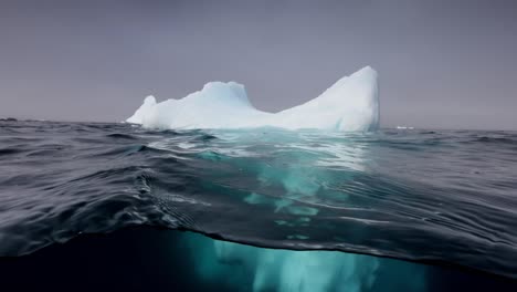 Großer-Eisberg,-Der-Im-Ozean-Schwimmt