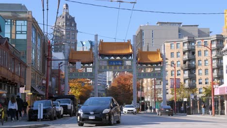 Chinatown,-Vancouver,-Kanada-–-Anblick-Einer-Belebten-Durchgangsstraße-–-Totale