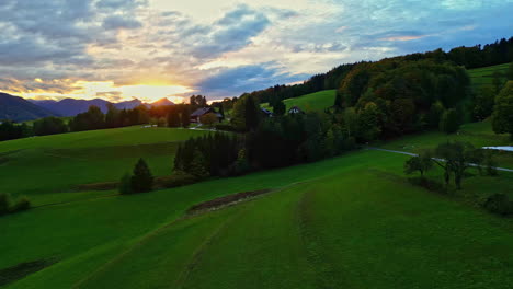 Luftaufnahme-Des-Kleinen-Dorfes-Attersee-Bei-Einem-Herbstsonnenuntergang-In-Oberösterreich