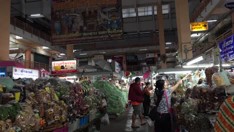 Gente-Paseando-Por-El-Mercado-Callejero-Tailandés-Warorot-En-Chiang-Mai