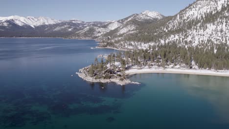 Un-Dron-De-Alto-Vuelo-De-4k-Sobre-El-Lago-Tahoe,-California,-Durante-La-Temporada-De-Invierno