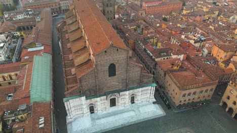 Drone-Descends-to-San-Petronio-Basilica,-Bologna,-Italy