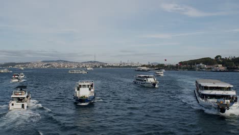 Vista-Panorámica-De-Los-Ferries-En-Estambul-En-El-Estrecho-Del-Bósforo,-Vista-Desde-El-Puente-De-Gálata,-Turquía