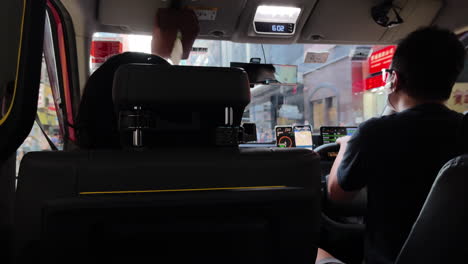 Perspektivische-Ansicht-Eines-Passagiers-In-Einem-Taxi,-Der-Auf-Der-Straße-In-Hongkong,-China,-Fährt