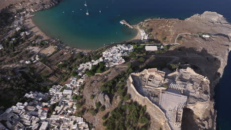 Kreisende-Luftaufnahme-über-Der-Akropolis-Und-Der-Bucht-Von-Lindos