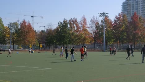 Junge-Menschen-Spielen-Fußball-In-Vancouver,-Britisch-Kolumbien,-Kanada-–-Totale