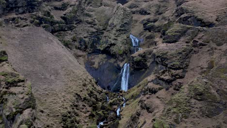 Idyllische-Landschaft-Eines-Kleinen-Wasserfalls-Neben-Vik-In-Südisland---Rückzug-Aus-Der-Luft