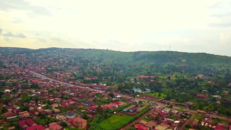 Vista-Panorámica-De-La-Ciudad-De-Jinja-Con-Montañas-Al-Fondo-En-Uganda,-áfrica