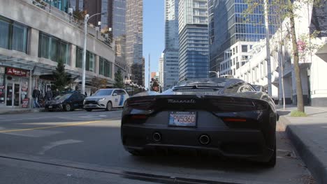 Un-Automóvil-Maserati-Estacionado-En-Las-Calles-De-Vancouver,-Columbia-Británica,-Canadá---Plano-Medio