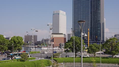 Busy-City-Streets-of-Yokohama,-Sunny-Day-in-Minato-Mirai-Area-Japan