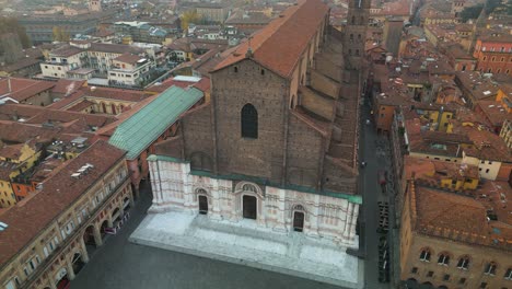 Basilika-San-Petronio,-Piazza-Maggiore,-Bologna,-Italien-–-Statische-Drohnenansicht