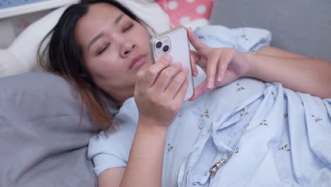 Junge-Schwangere-Asiatische-Frau-Verbringt-Ihre-Zeit-In-Sozialen-Medien