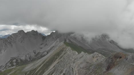 Drone-Rastreando-La-Vía-Ferrata-Federspiel-Ridge-En-El-Grupo-Monzoni,-Dolomitas-En-Un-Día-Nublado