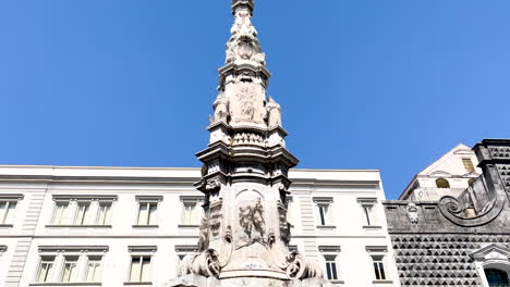 Guglia-Dell&#39;immacolata---Verzierter,-Makelloser-Turm-Vor-Einem-Klaren-Blauen-Himmel---Neapel,-Italien